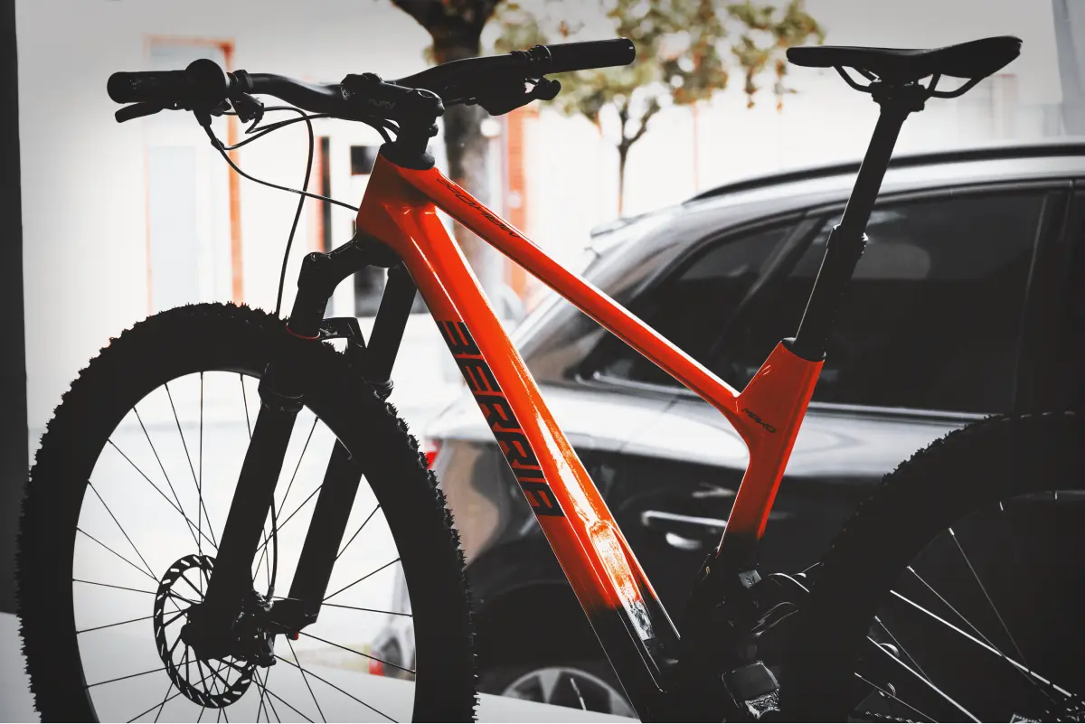 Gros plan sur un vélo orange albi cycles