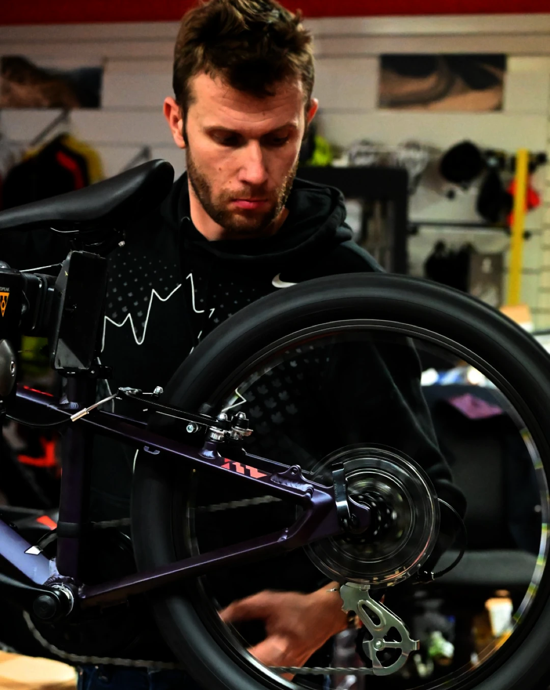 homme réparant un vélo