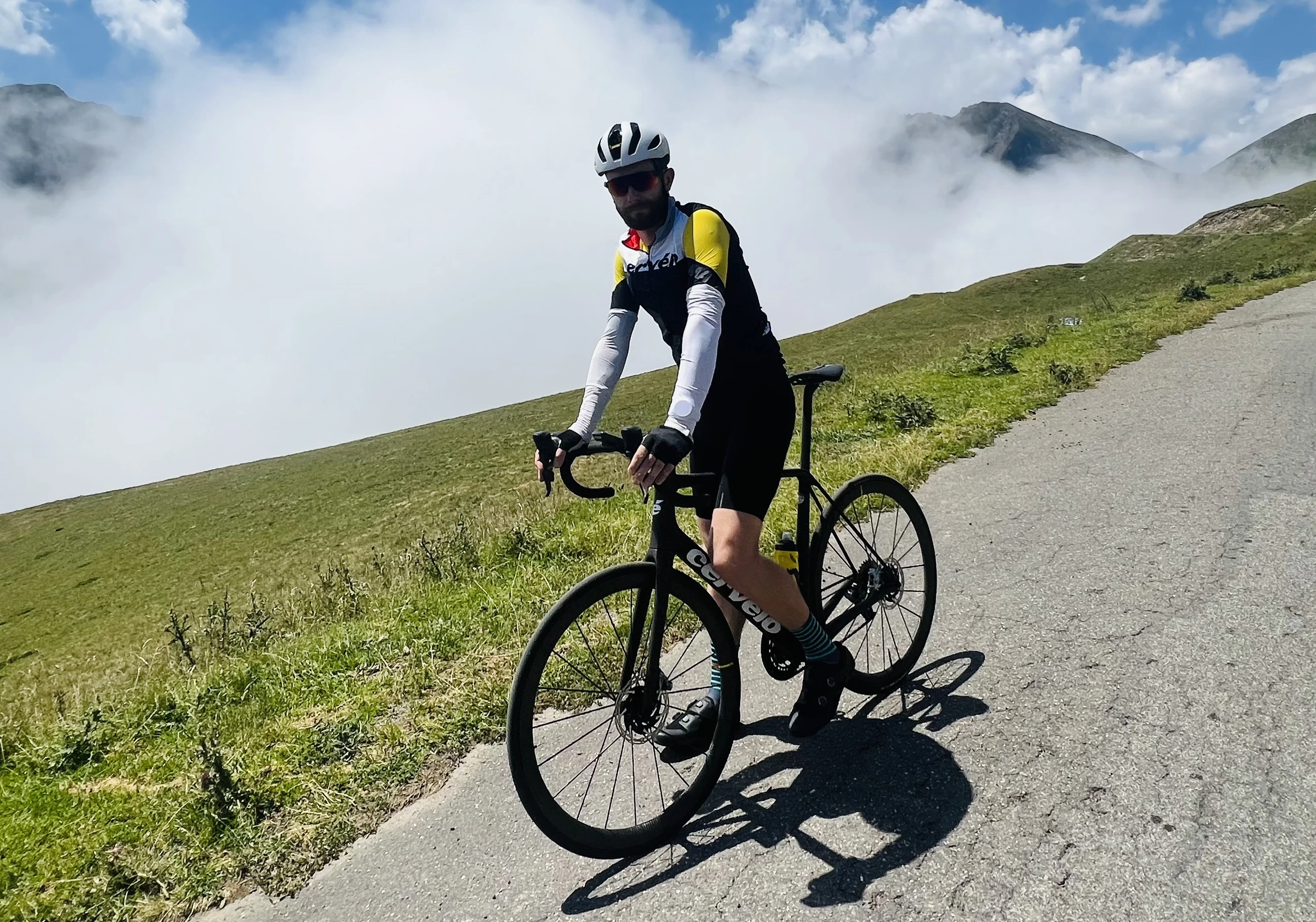 homme sur un vélo de route